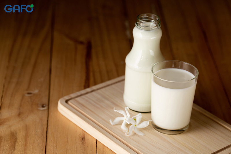 Nên uống sữa không đường hay sữa có đường?