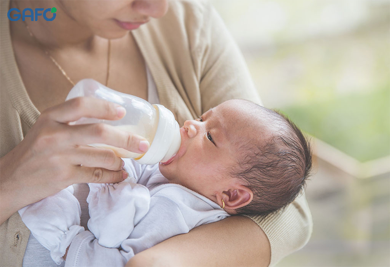 Trẻ bao nhiêu tháng tuổi trở lên có thể dùng sữa công thức?