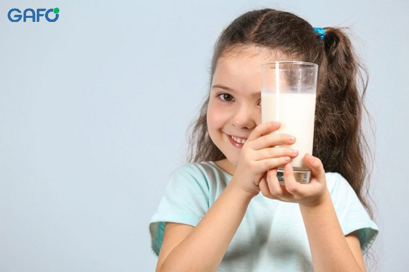 Người lớn có thể dùng sữa bột cho trẻ em được không?